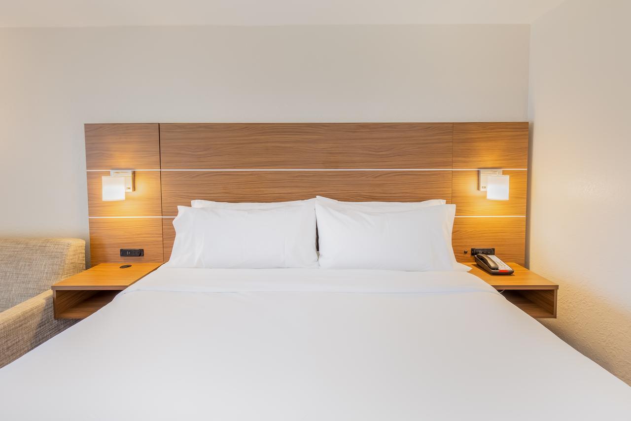 Holiday Inn Express Orange Beach - On The Beach By Ihg Room photo